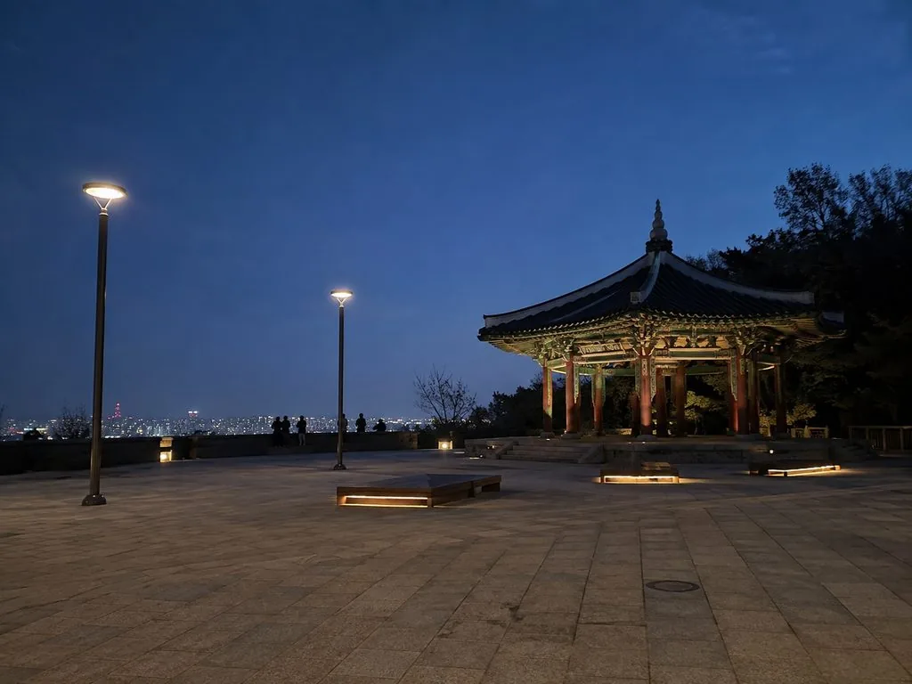N서울타워 아래에 있는 무료 정상 플라자