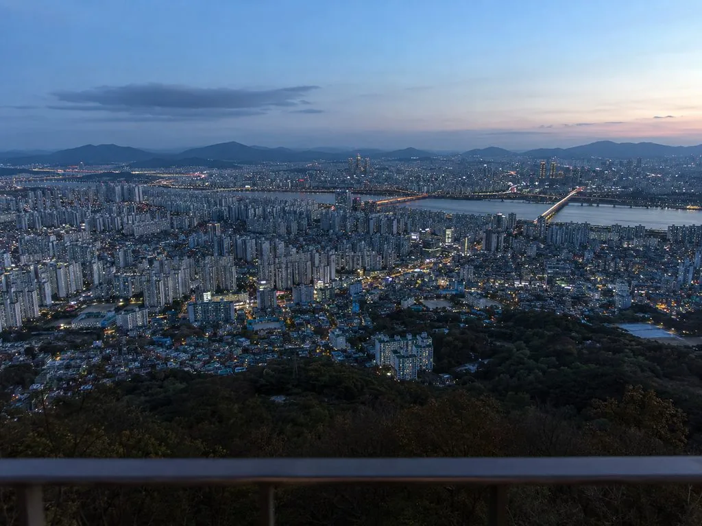 맑은 저녁 남산에서 내려다보는 서울의 전망